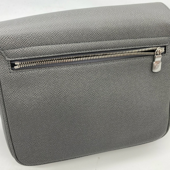 Louis Vuitton District PM Leather Men Shoulder Bag - Glacier - Picture 4 of 15